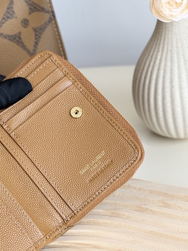 イヴサンローラン財布着用イメージ